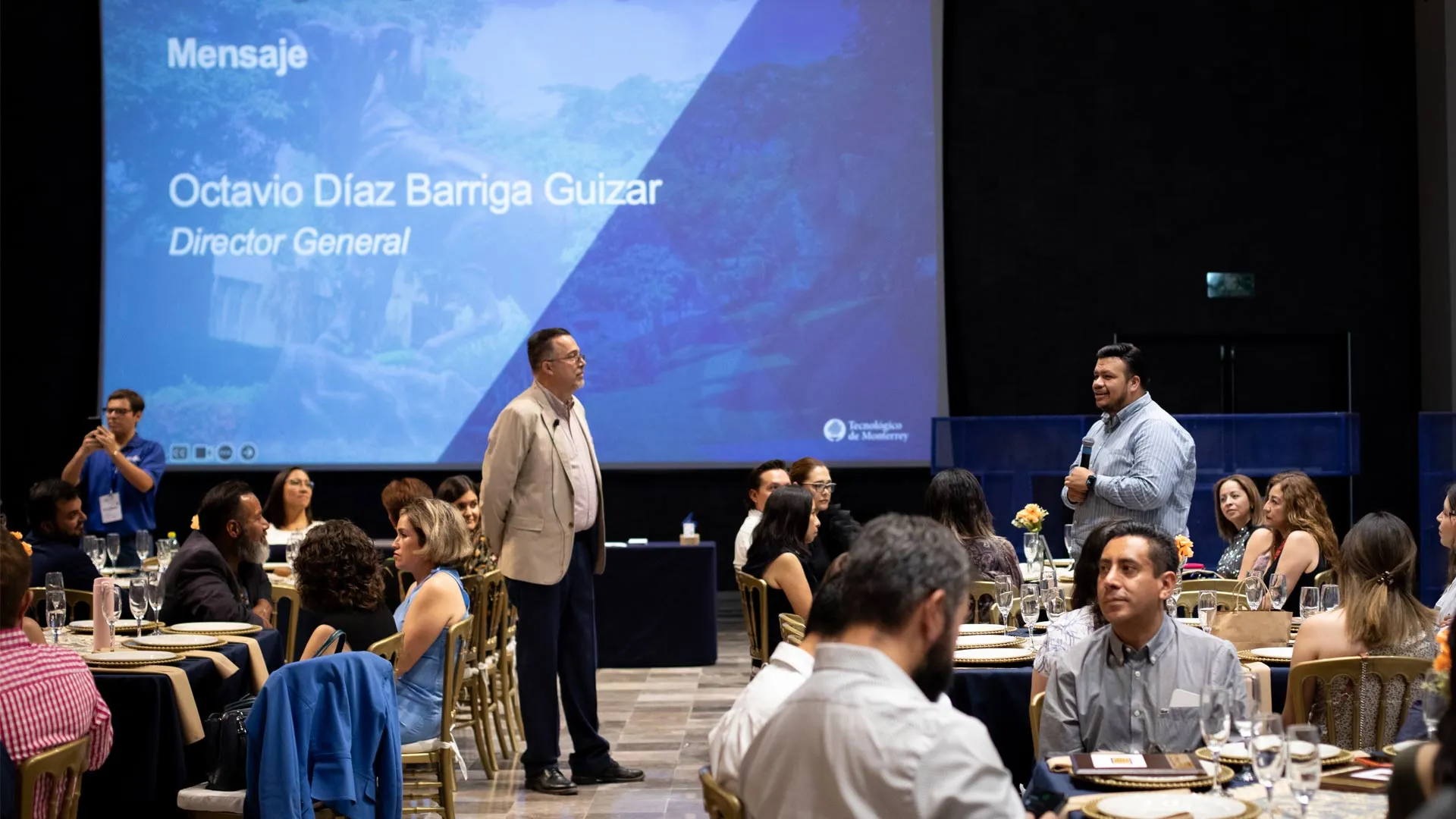 Director de campus, Octavio Díaz, charlando con Roberto Jaen, profesor PrepaTec