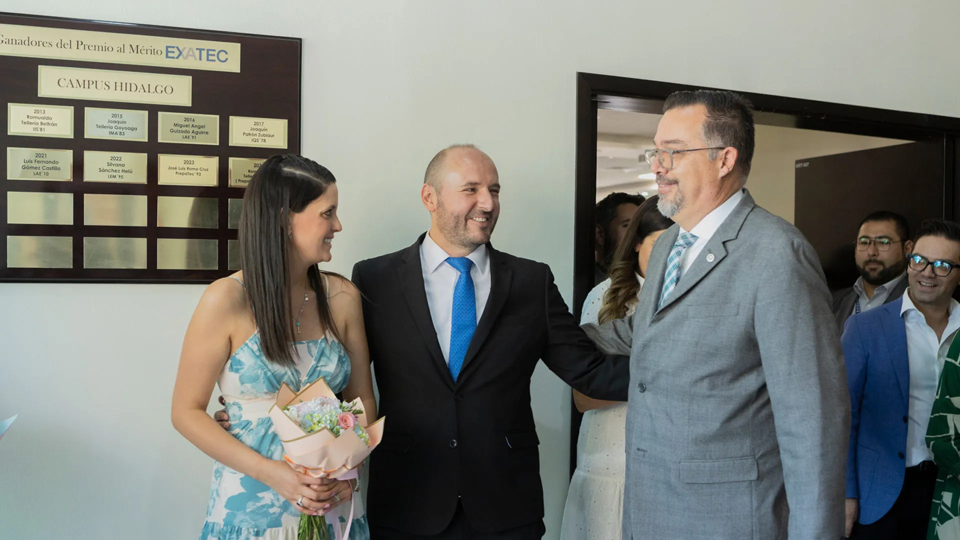Romualdo Tellería Gómez junto a su esposa y el director de campus Hidalgo