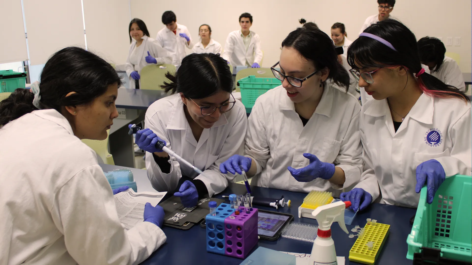 Estudiantes de PrepaTec en prácticas de Salud.