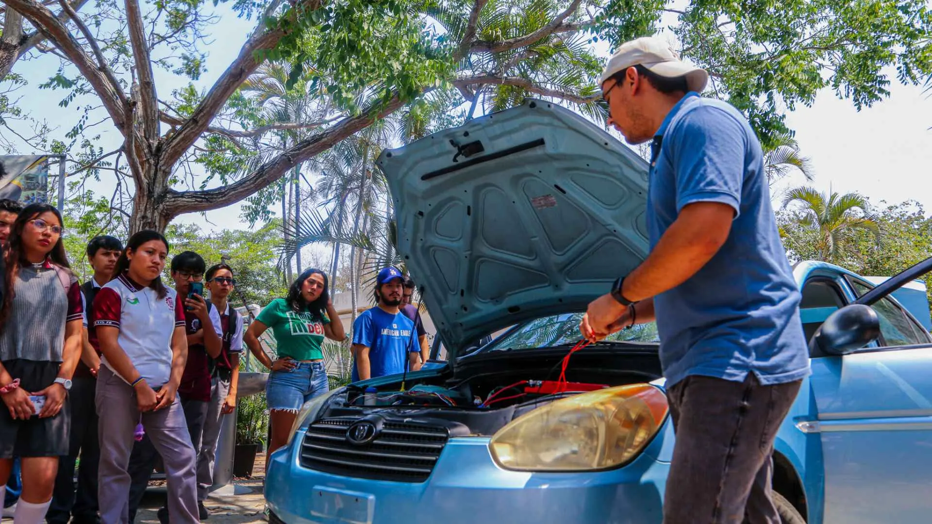 estudiantes-del-Tec-transforman-un-automóvil-de-combustión-a-eléctrico