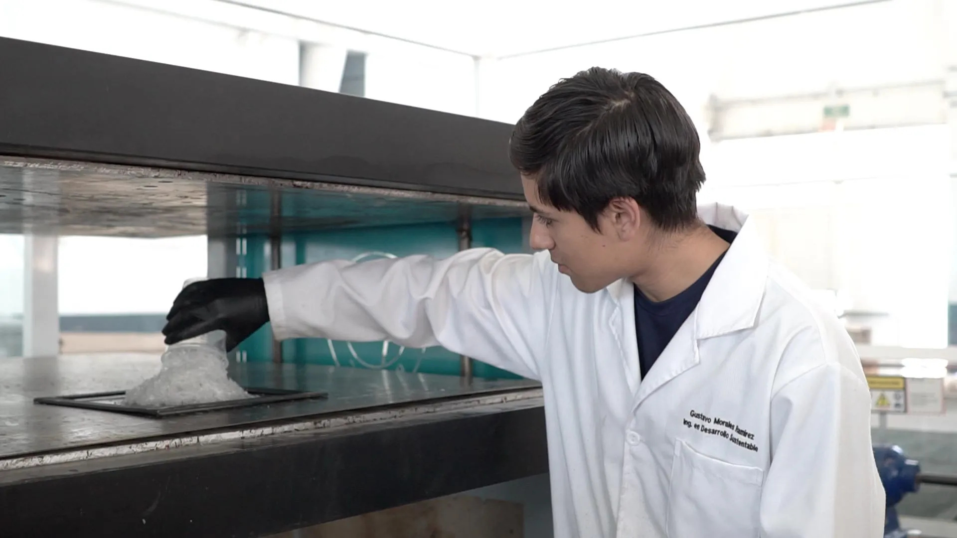 Estudiante del Tec de Monterrey durante el proceso de reciclado del plástico