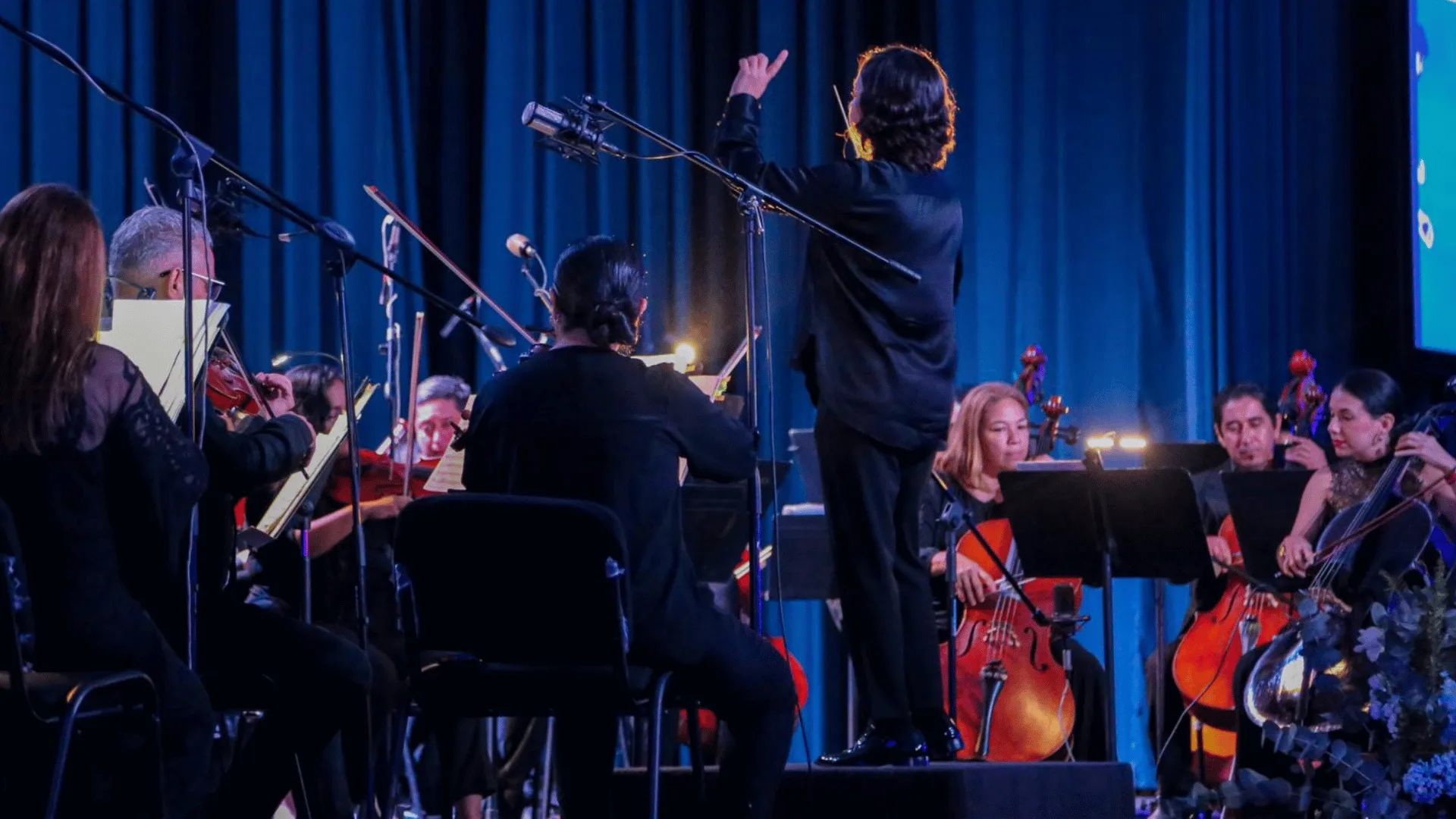 Orquesta Sinfónica de la UAT tocando The Beatles.
