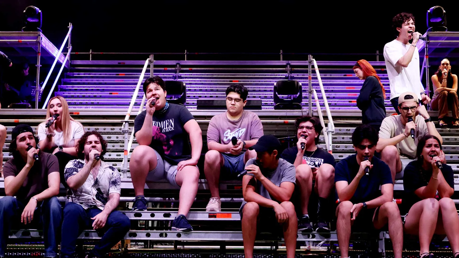 Alumnos y alumnas ensayando en el Auditorio Luis Elizondo para el ensamble 49: las historias de Mecano.