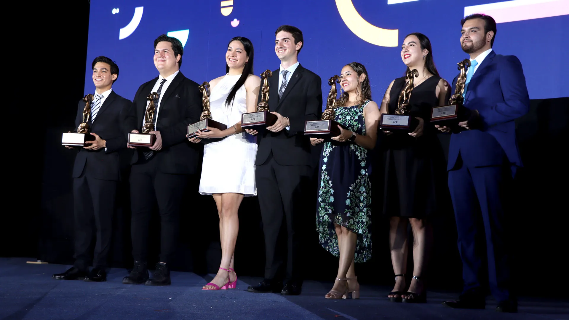 Siete estudiantes del Tec campus Monterrey, portando su Borrego de Oro.