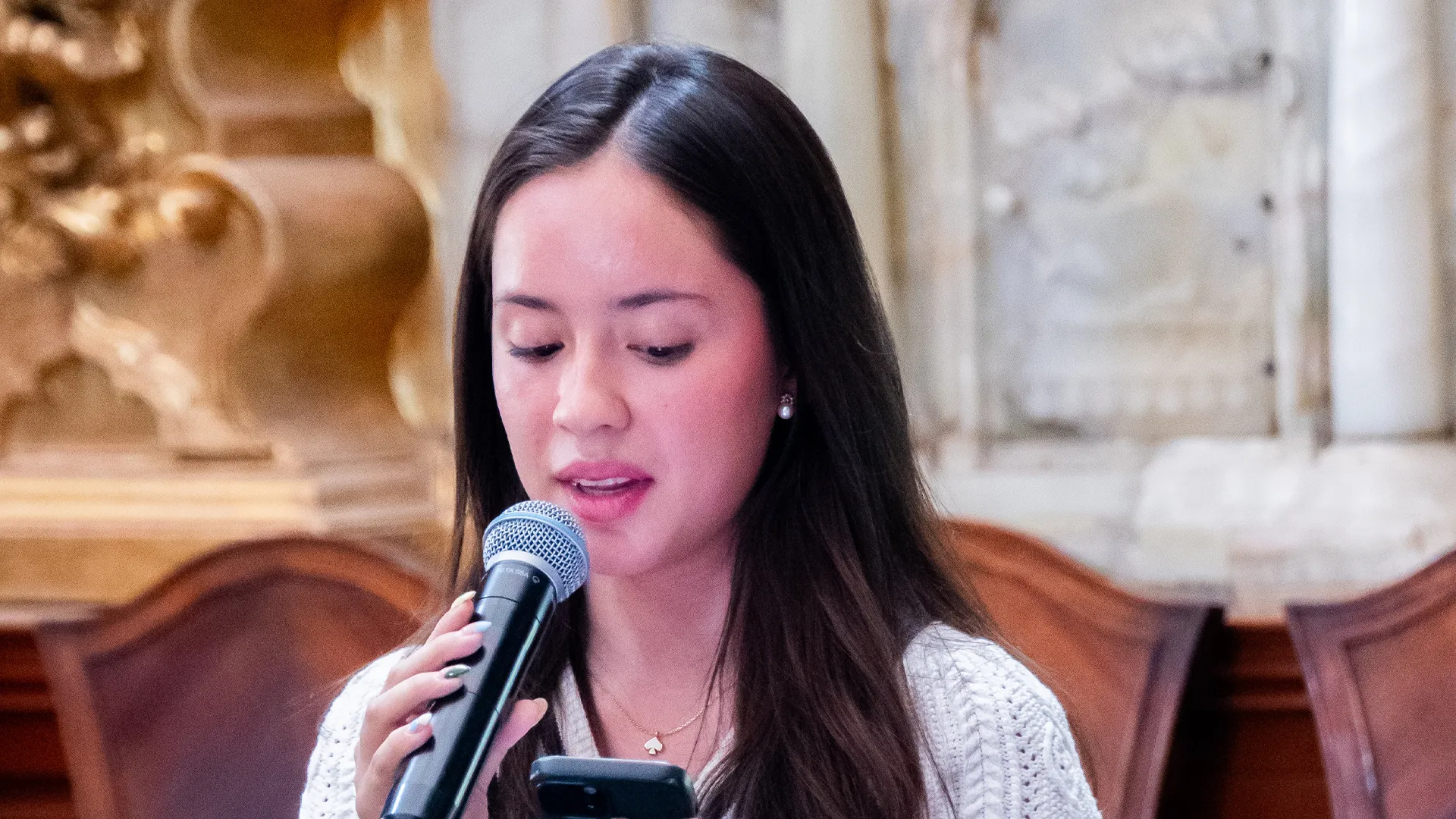 Regina Gutiérrez recitando poema en recinto