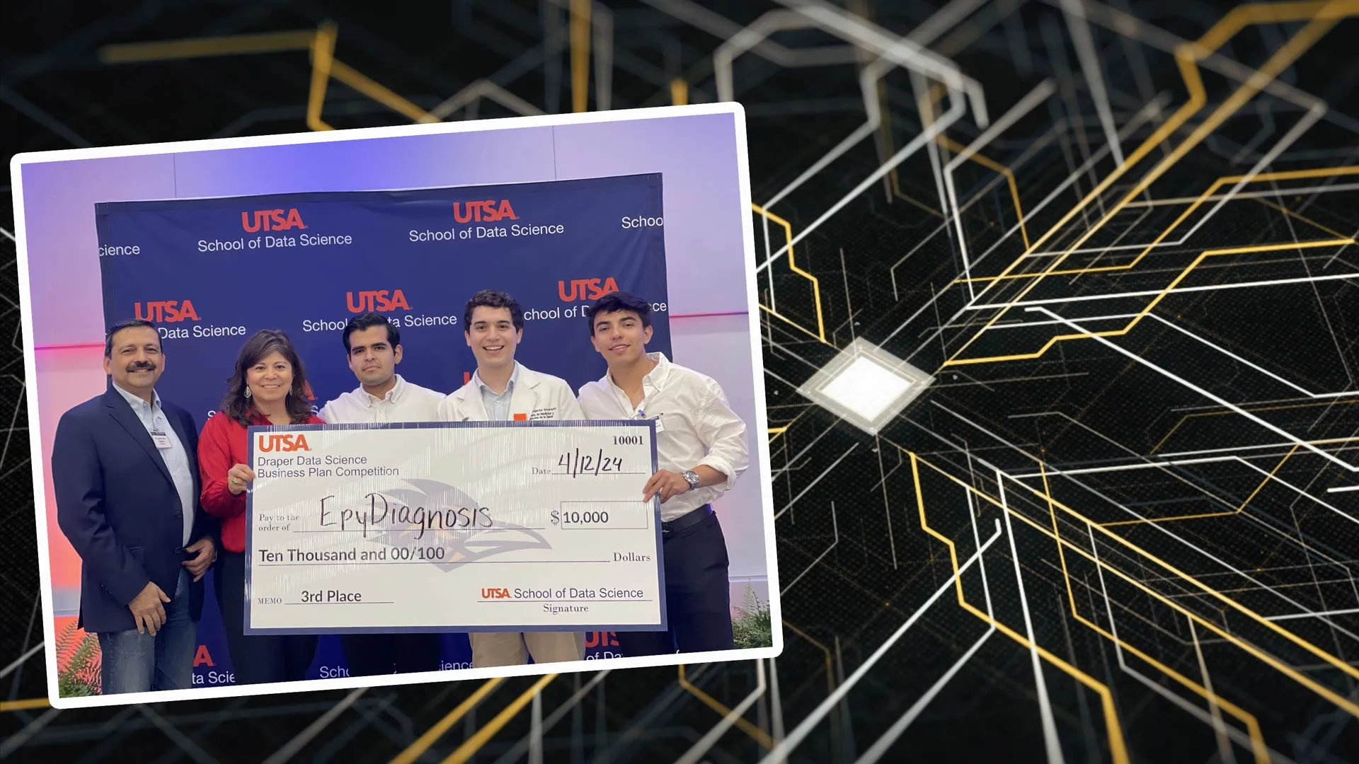 Alumnos del Tec e integrantes de EpyDiagnosis posan con su premio del UTSA.