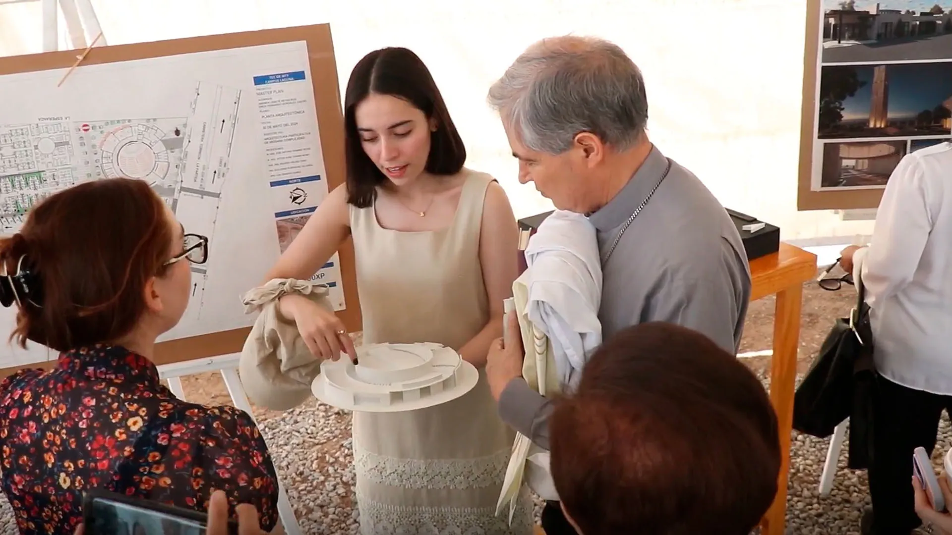 Estudiantes de Arquitectura del Tec de Monterrey presentan a obispo el diseño de una iglesia que será realidad en Torreón