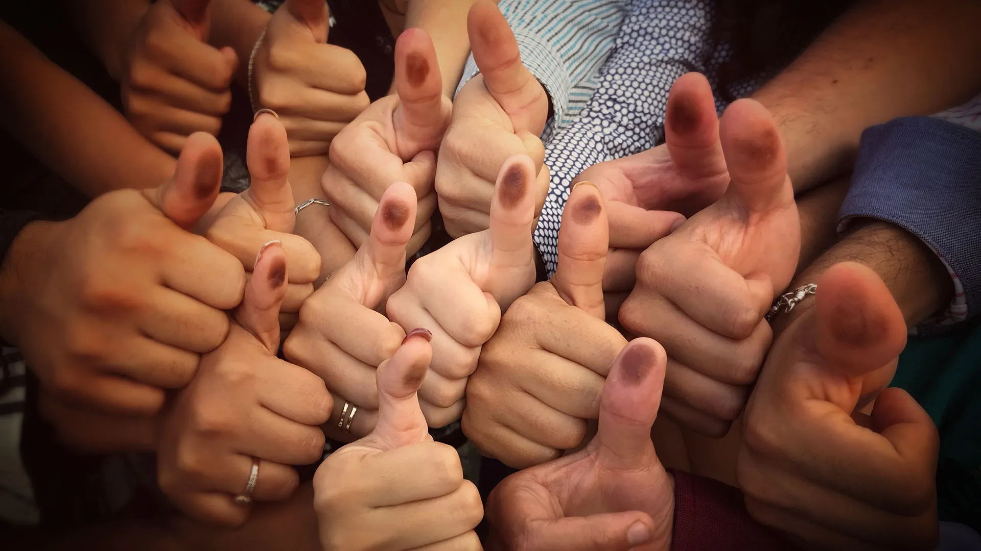 Estudiantes apoyan en conteo de voto en el extranjero