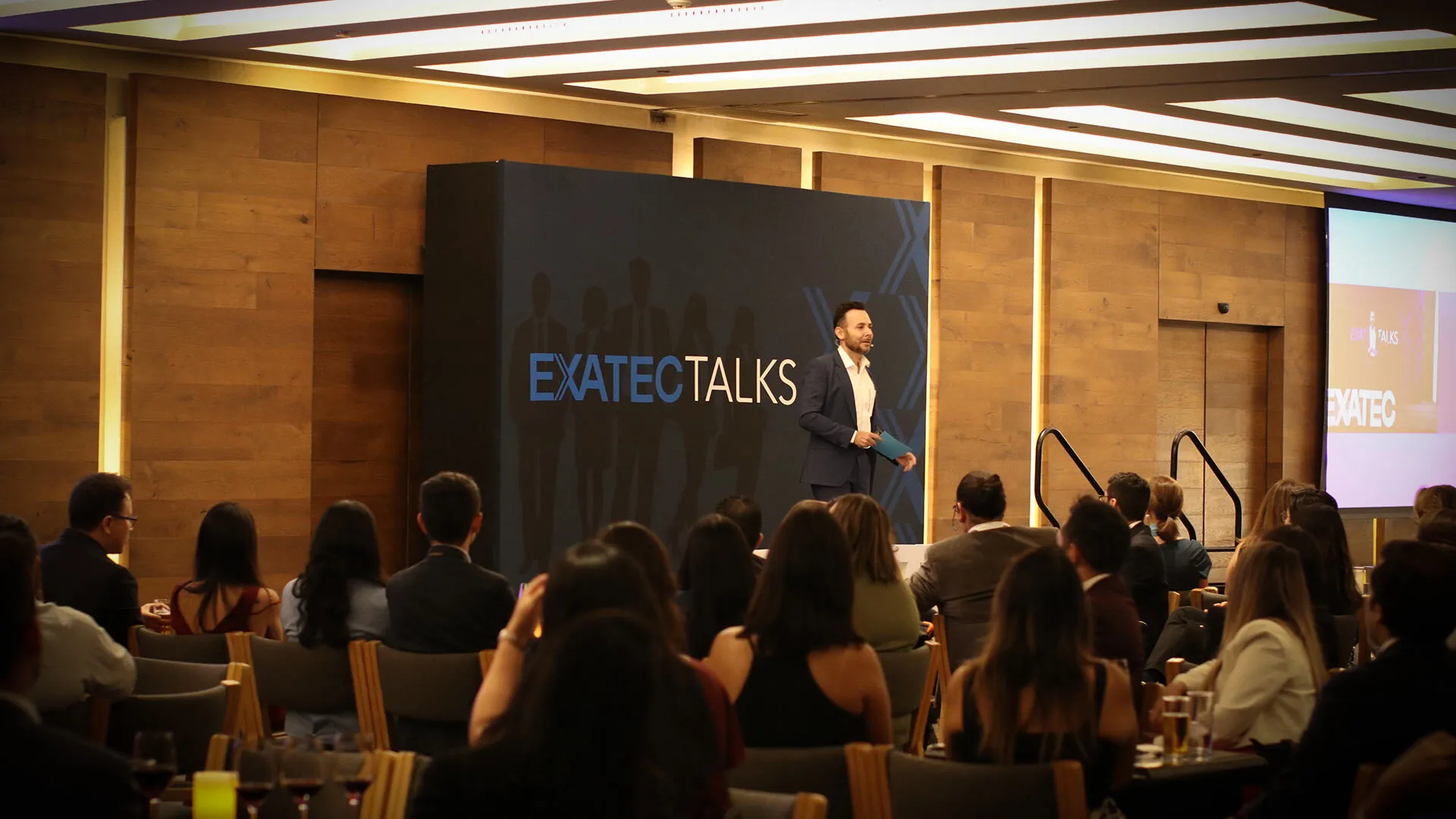 Comparten experiencias con egresados