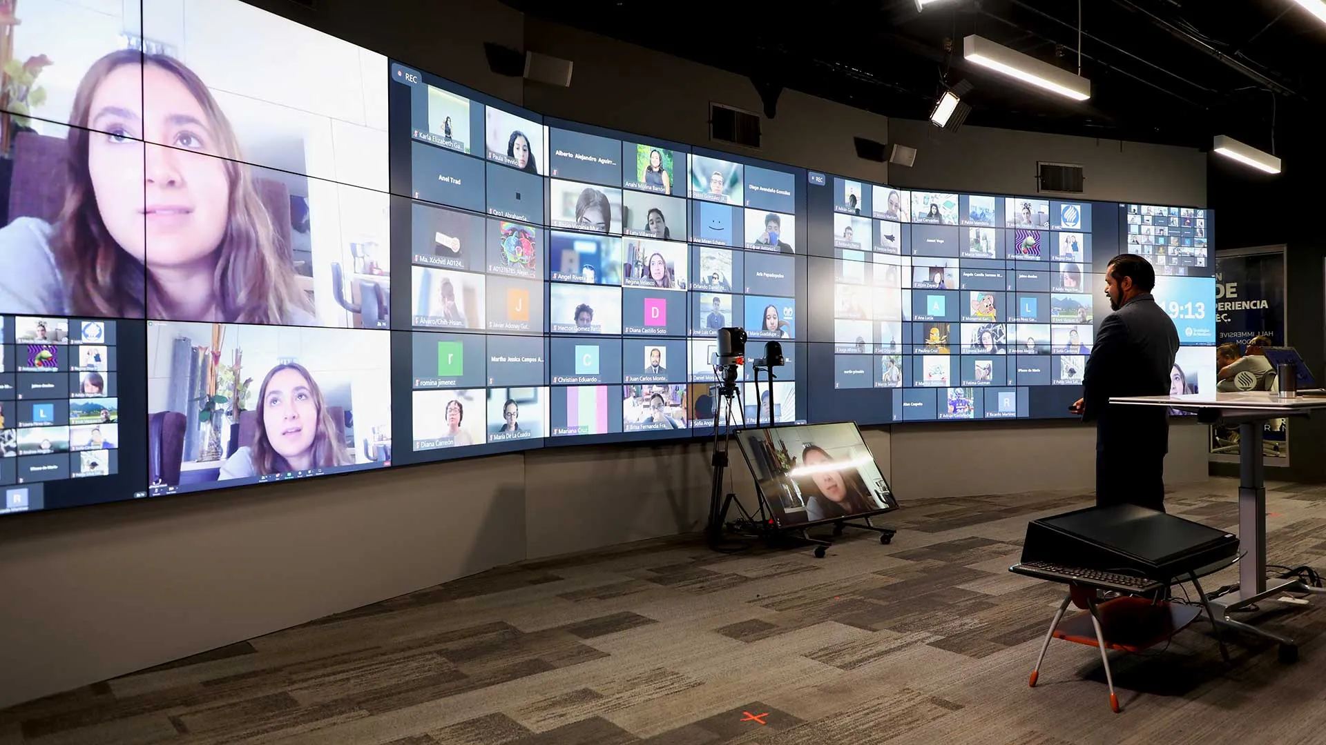 Hall Inmersive Room en campus Monterrey, aula con tecnología para clases a distancia en el Tec