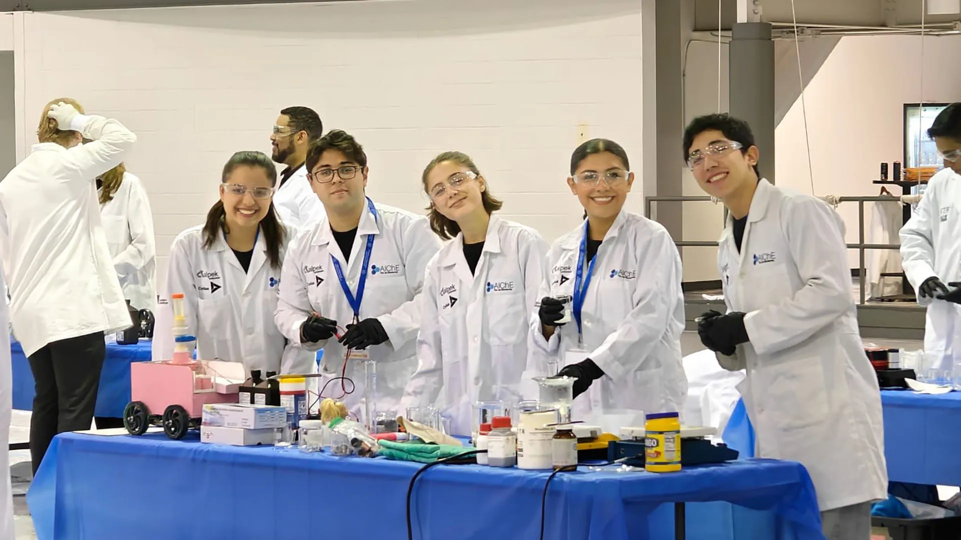 La química del éxito: Estudiantes Ganan en la competencia Chem-E-Car