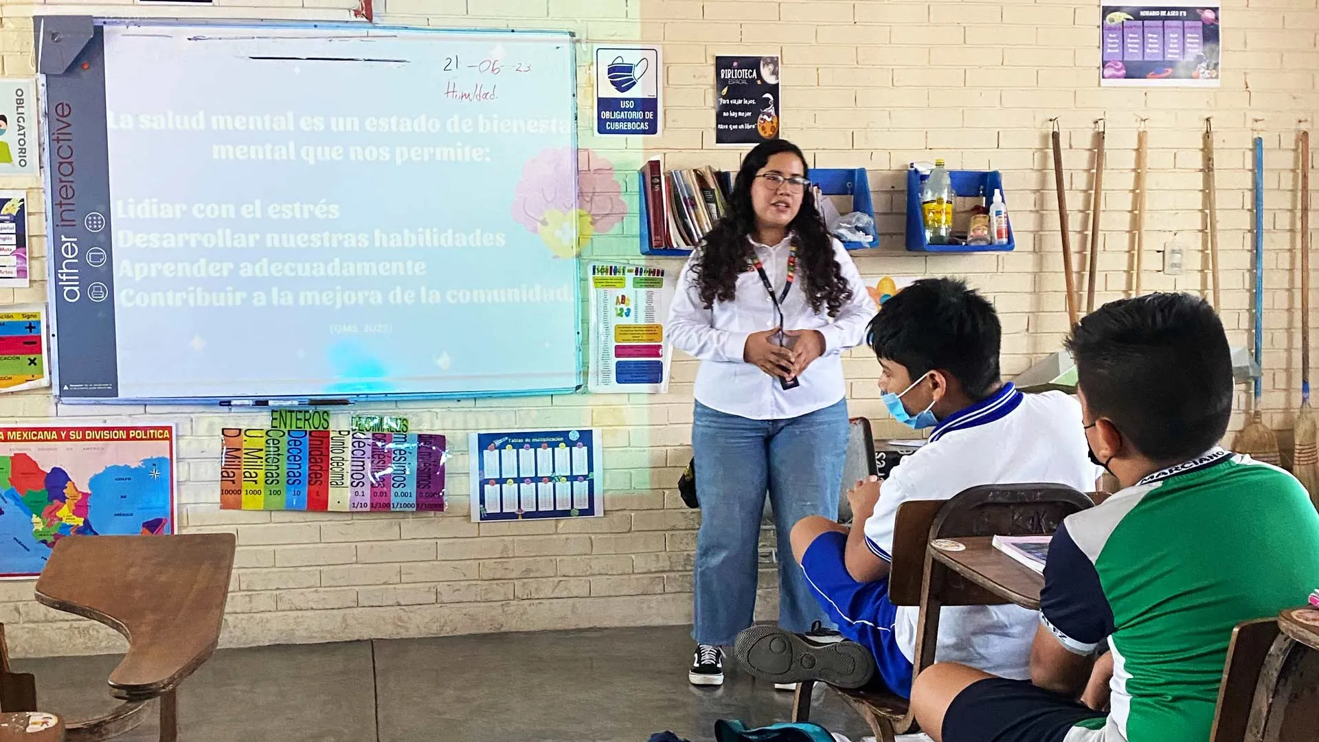 Eugenia Berenice Bernal exponiendo un tema sobre salud mental en una escuela.