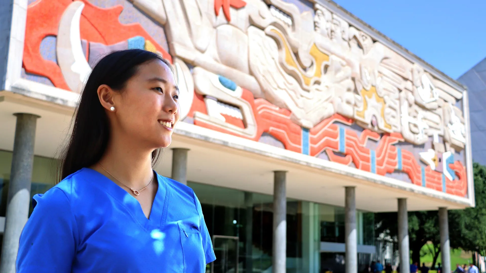 Cecilia Lee frente al edificio de Rectoría, en campus Monterrey.