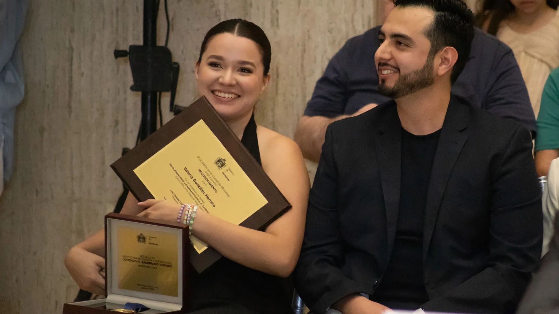 Graduados de campus Mty, Valeria González y Ricardo Cevada ganan Medalla al Mérito Emprendedor