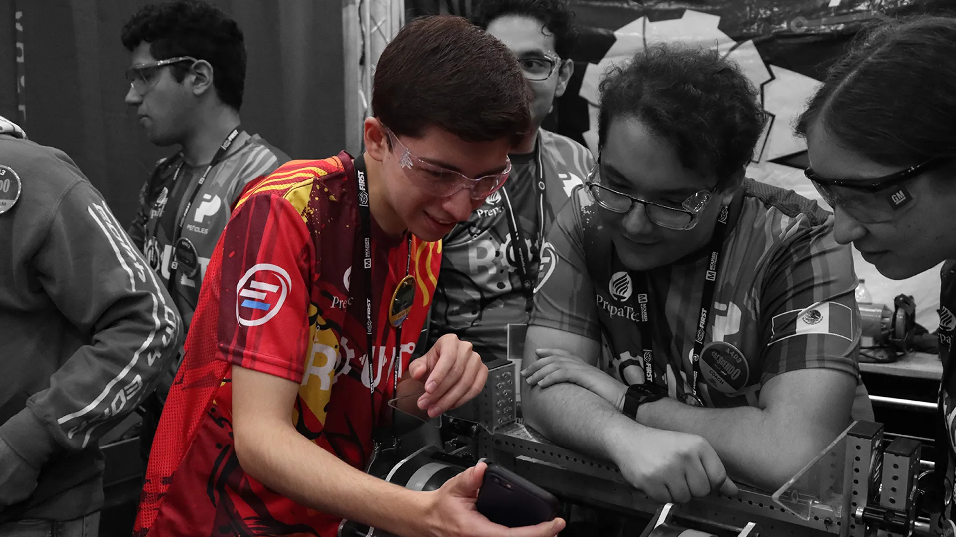 Joven de PrepaTec Laguna usa playera roja cosechando uno de sus logros internacionales en el mundial de robótica FIRST