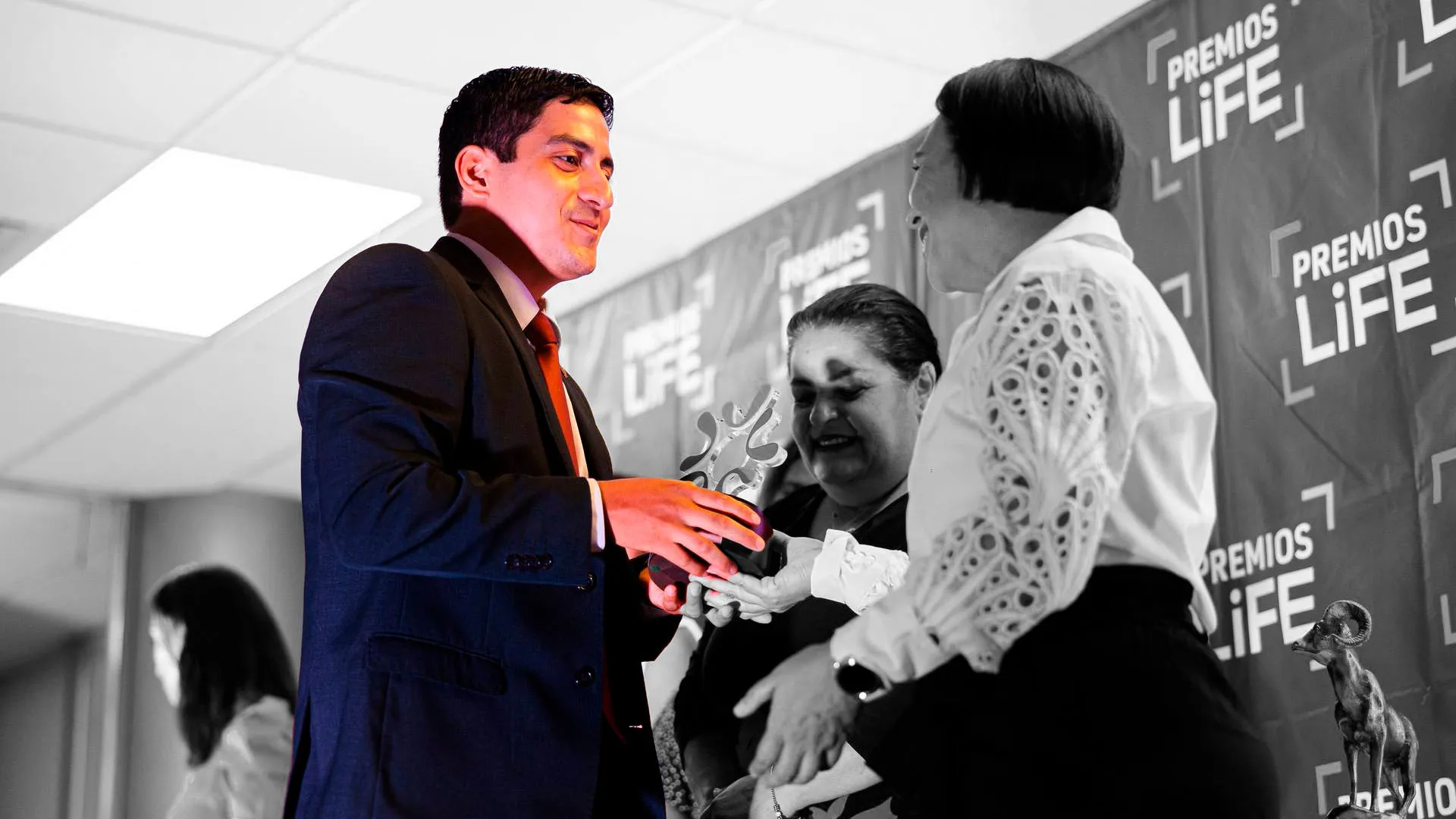 Egresado del Tec recibe reconocimiento a manos de secretaria académica del campus Laguna