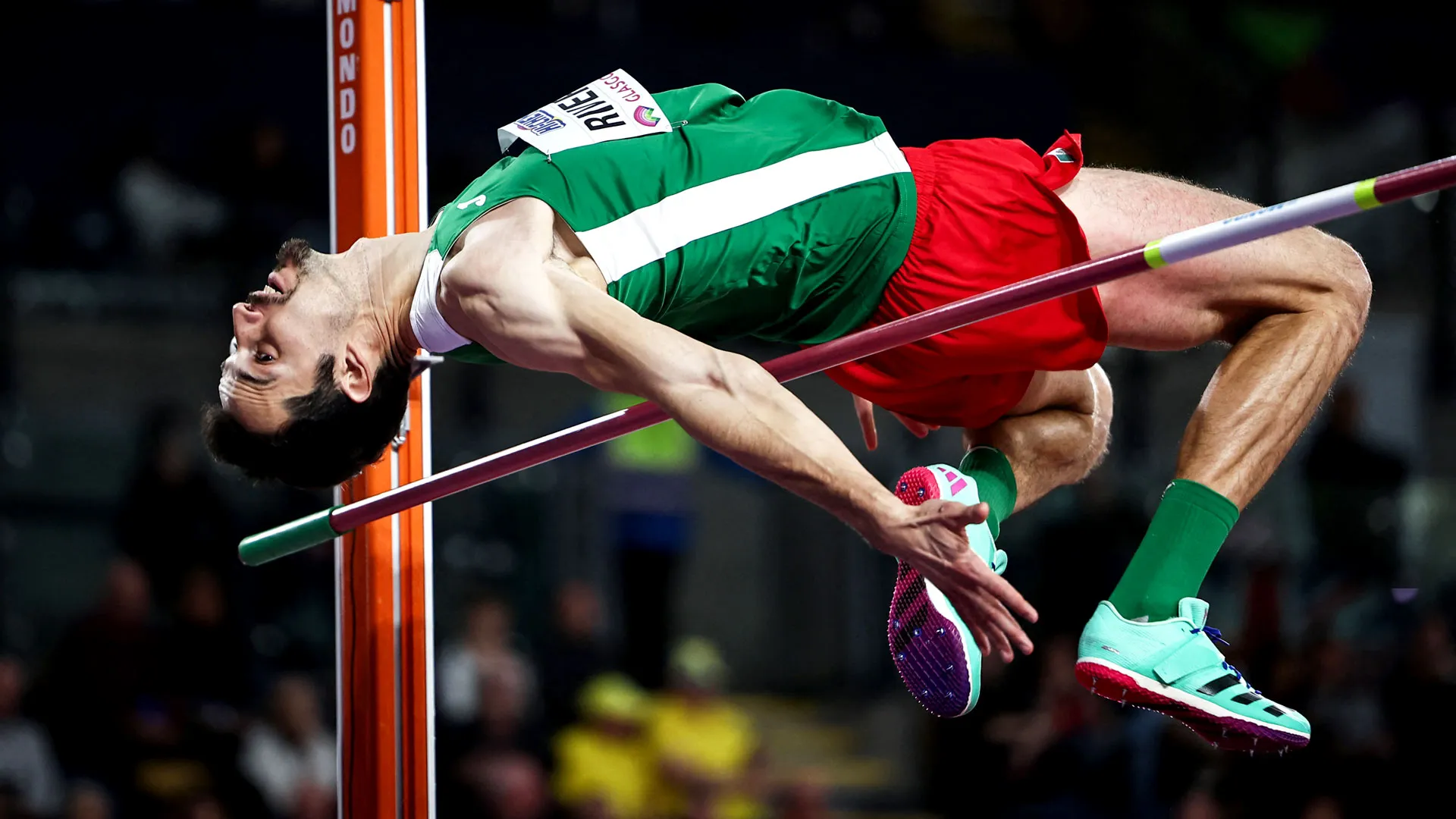 El mexicano Edgar Rivera dando un salto durante una competencia.