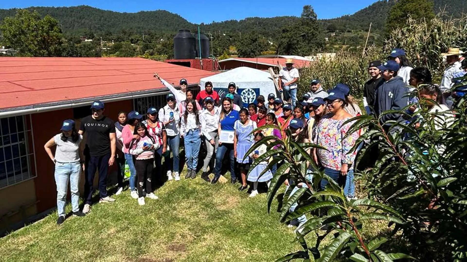 Jenny salomón y habitantes de comunidad hidalguense
