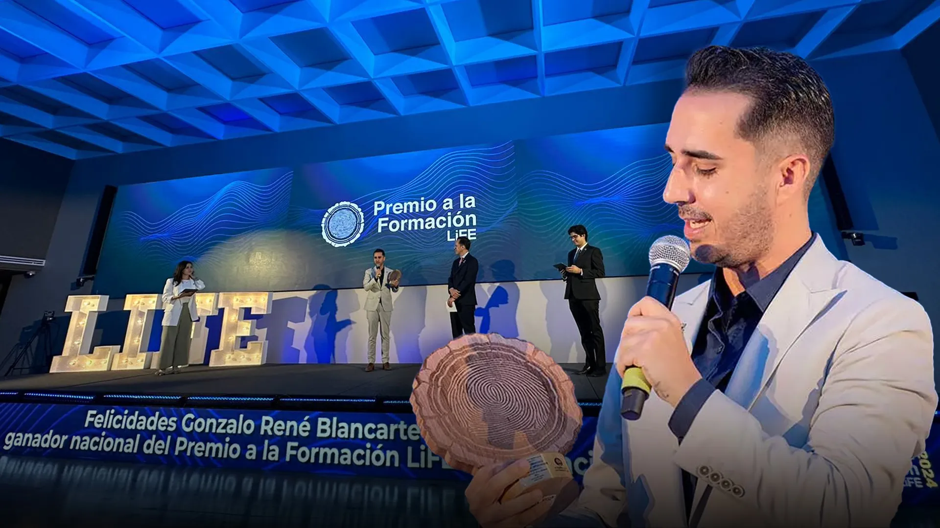 Foto de Gonzalo Blancarte sosteniendo su Premio a la Formación Life sobreimpuesta sobre foto de foto de fondo de él en el escenario. 
