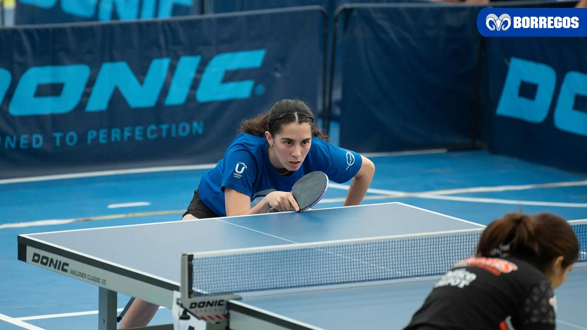 Lucía Fernández, en competencia de tenis de mesa con Borregos Monterrey.