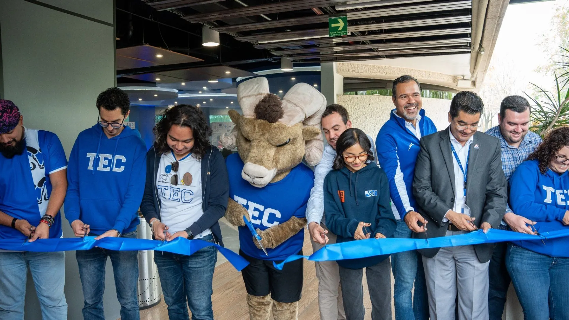 Tesu y los directivos cortando el listón en la inauguración de la Zona Gamer en PrepaTec Puebla