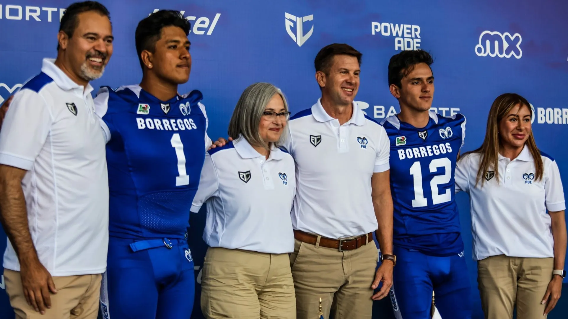 Eric Fisher Y Jugadores Borregos Puebla En Rueda De Prensa