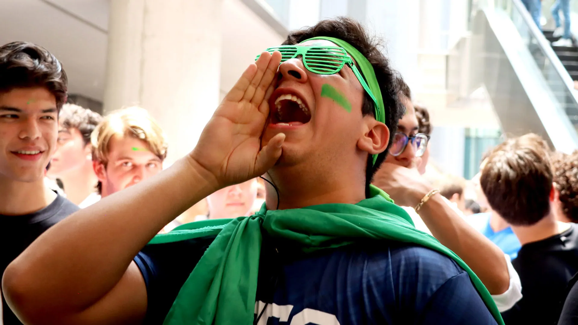 Alumno coreando una porra de la comunidad que representó durante el Hi!Tec en Campus Monterrey.