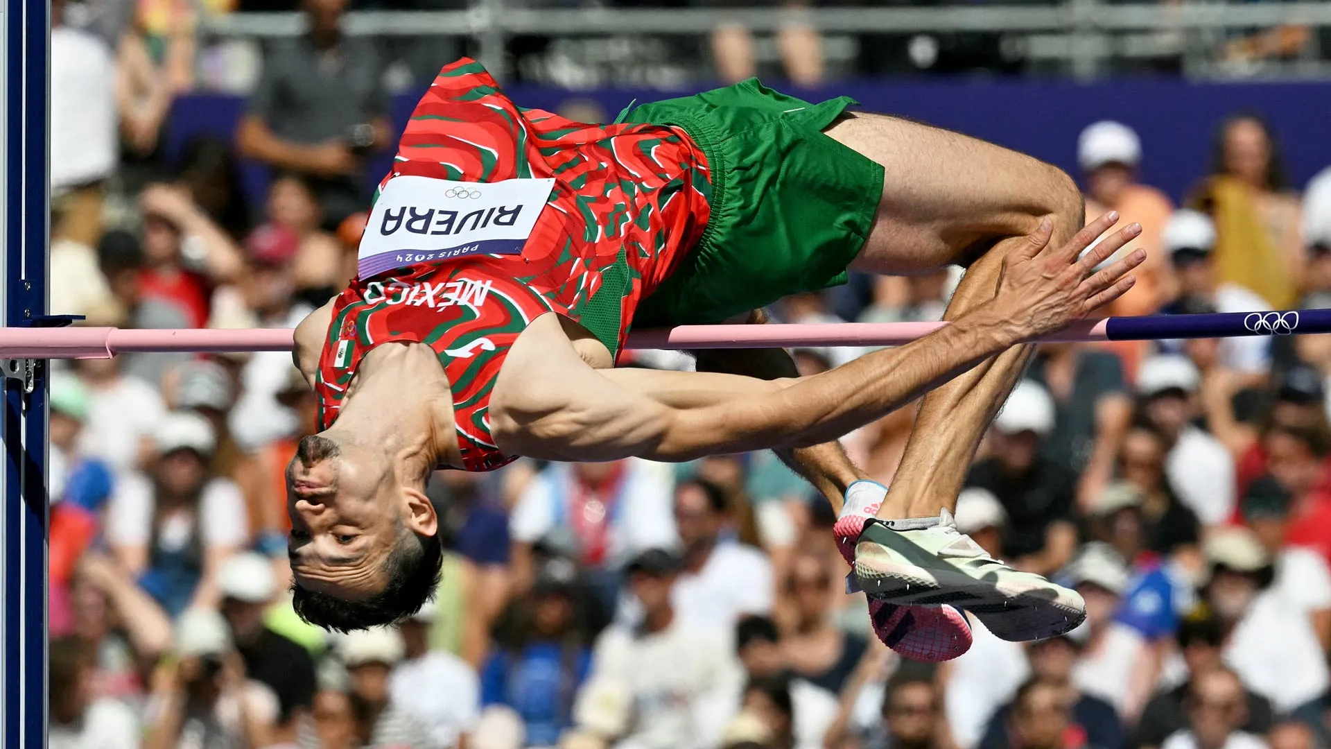 Edgar Rivera saltando en su prueba en París 2024.