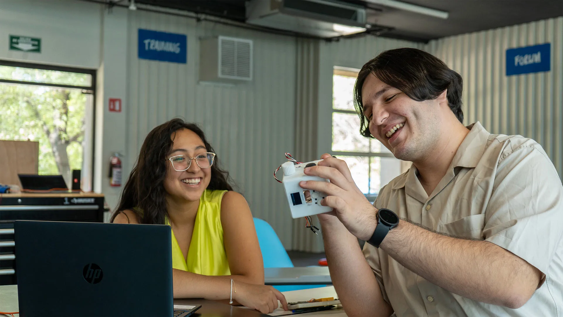 Creadores de dispositivo para combatir la ansiedad con IA