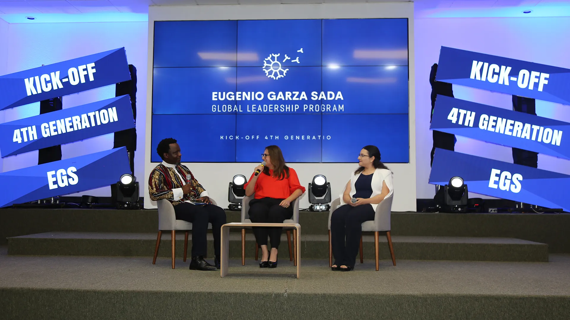Henry Kasonde Musoma, Lucía Canseco y Rubí Forte sentados para el foro de Kick-Off