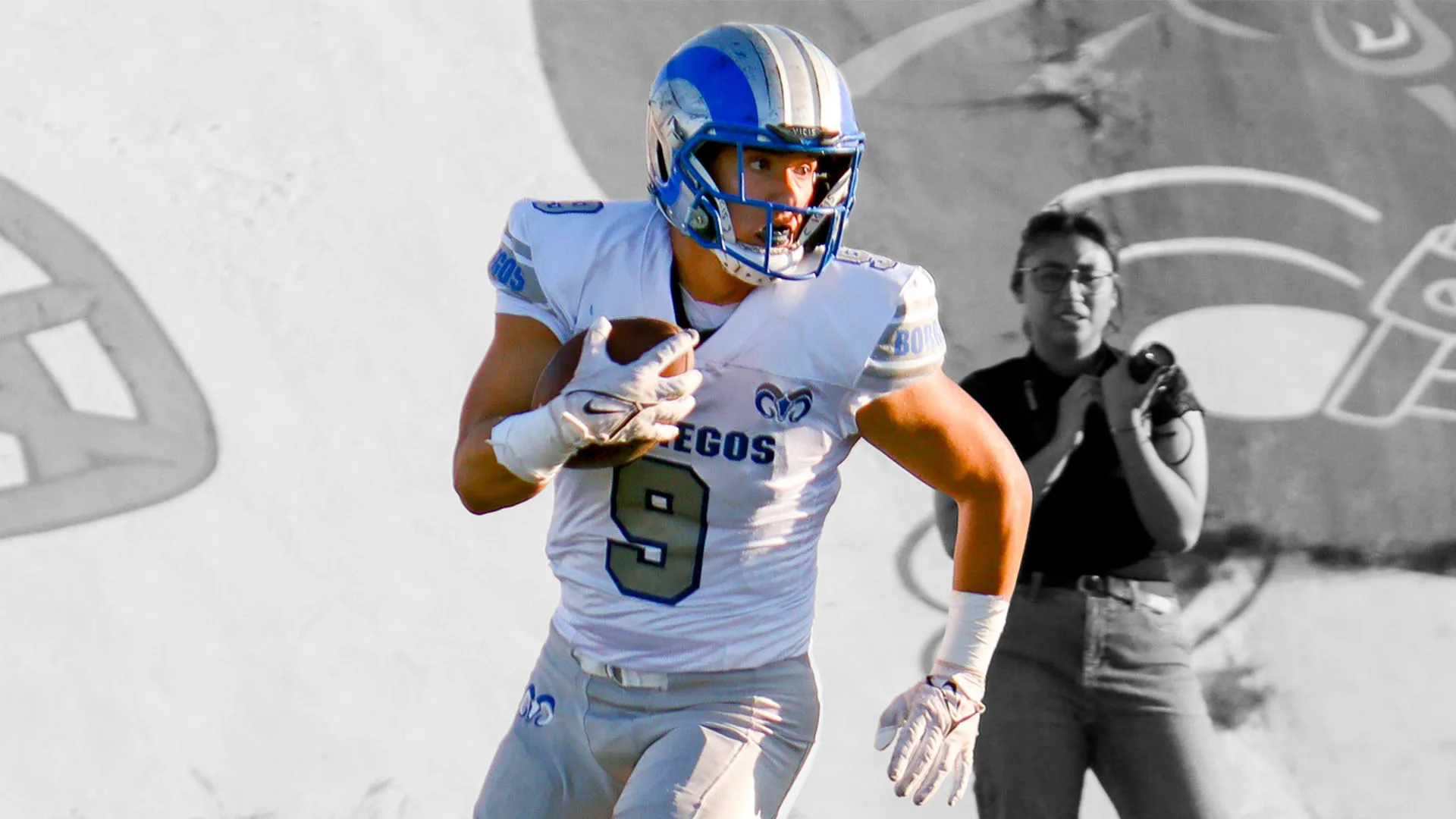 Ayner Hernández, jugador de futbol americano de Borregos Laguna usa jersey blanco y corre con el ovoide