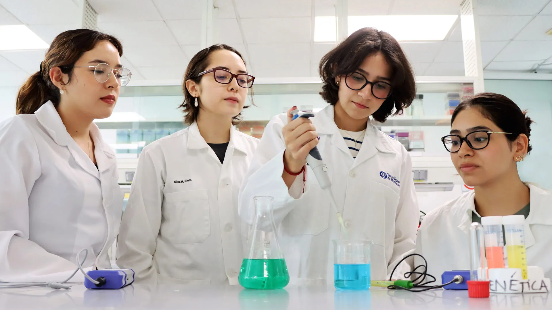 Alumnas del Tec trabajan sobre su proyecto de iGEM en el laboratorio del campus Monterrey.