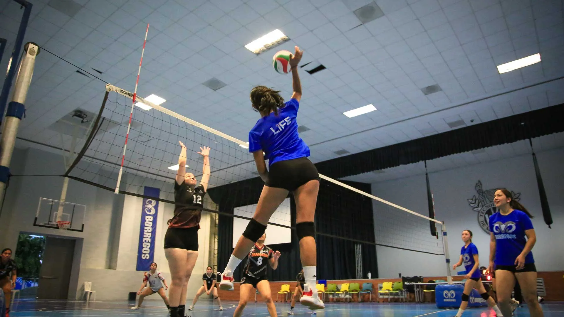 Danna Lorein jugando voleibol en las canchas de Tec campus Tampico