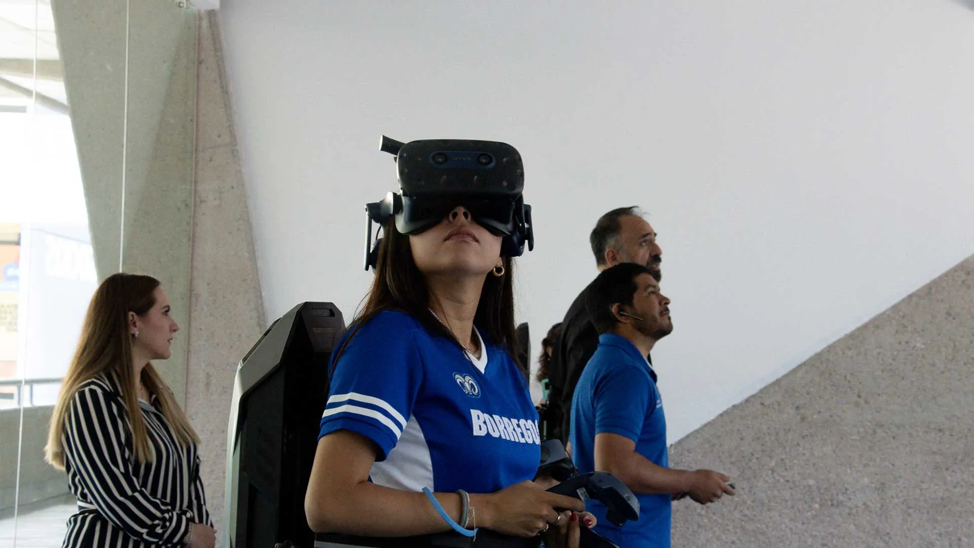 Alumna de negocios prueba laboratorio de realidad virtual