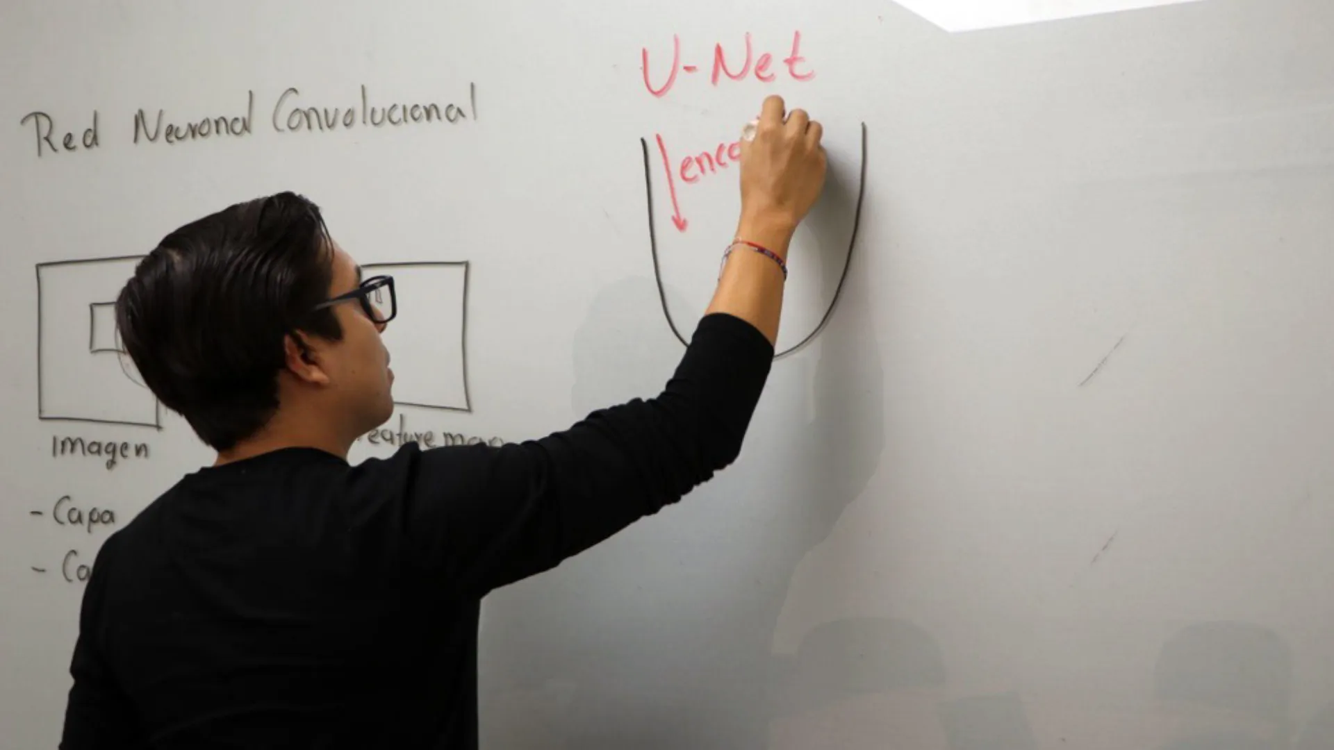 Atoany Fierro, profesor de la Escuela de Ingeniería y Ciencias del Tec campus Cuernavaca, publicó un artículo científico en la revista Applied Sciences, que ayuda con un algoritmo de inteligencia artificial en la evaluación del grado de edema macular diabético.