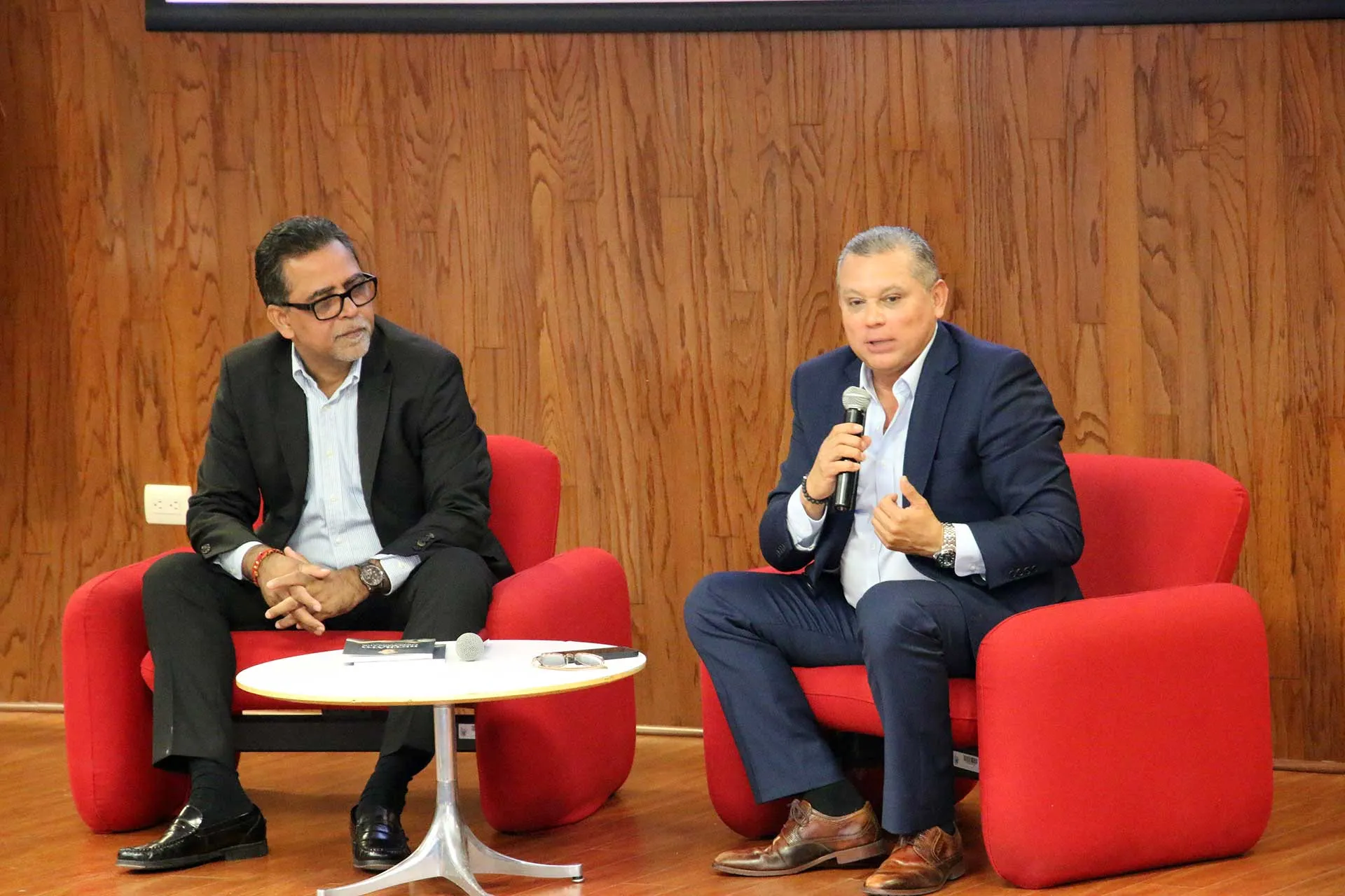 Consejos para emprender, jóvenes de PrepaTec Guadalajara dialogan con empresario guatemalteco.