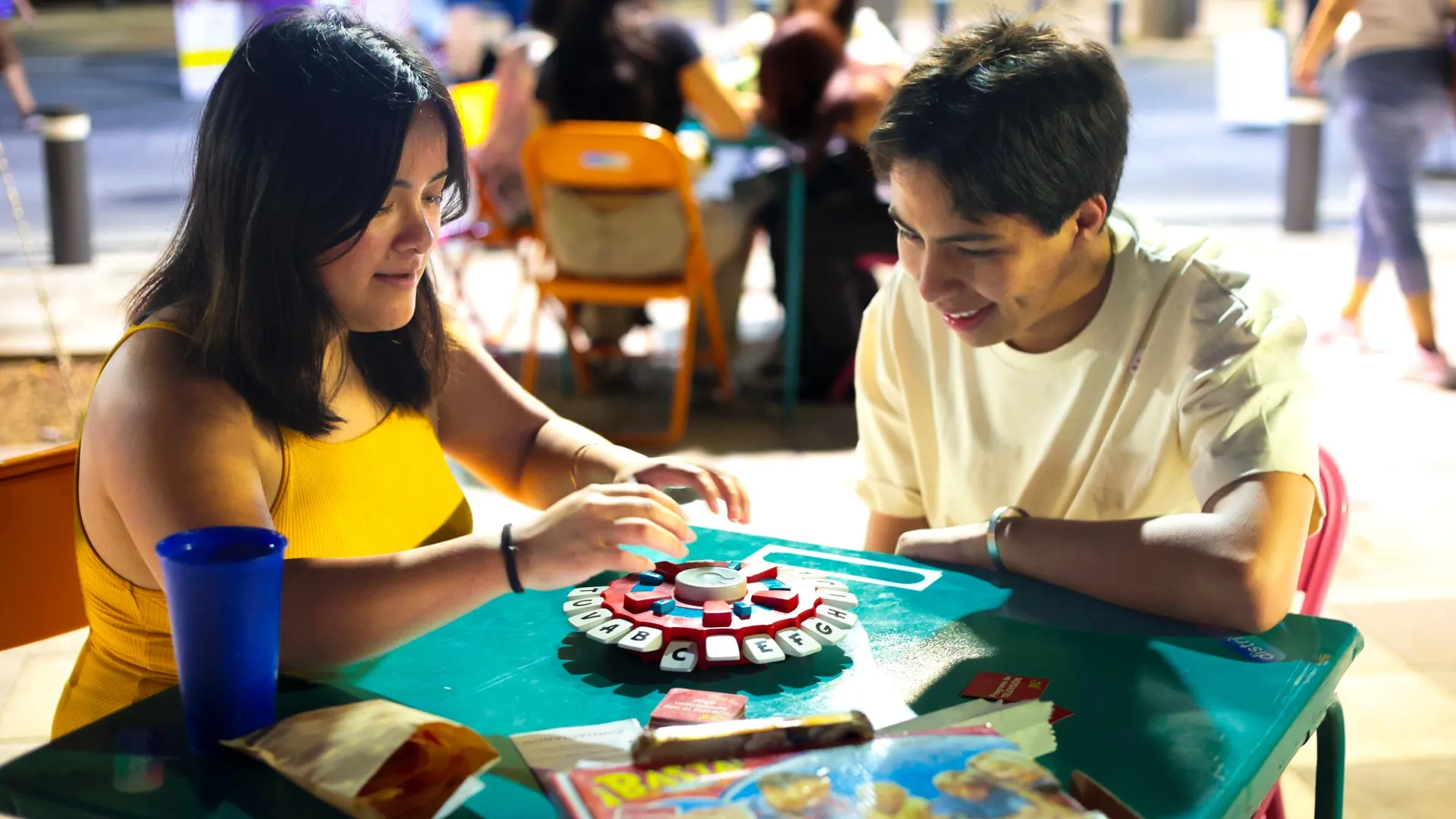 Jóvenes juegan al Basta durante el evento Callejero, realizado por distritotec.