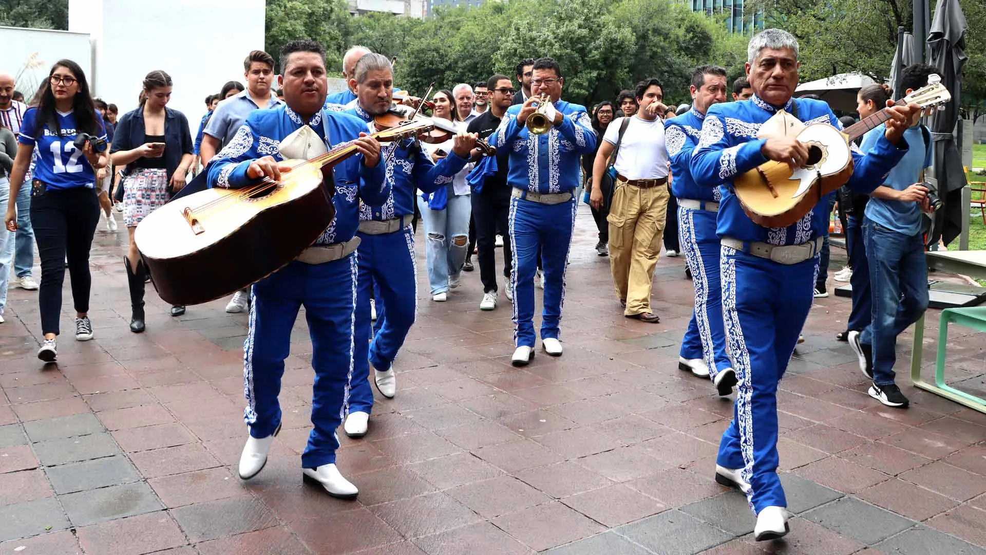 Mariachi recorriendo el campus Monterrey junto a comunidad Tec.
