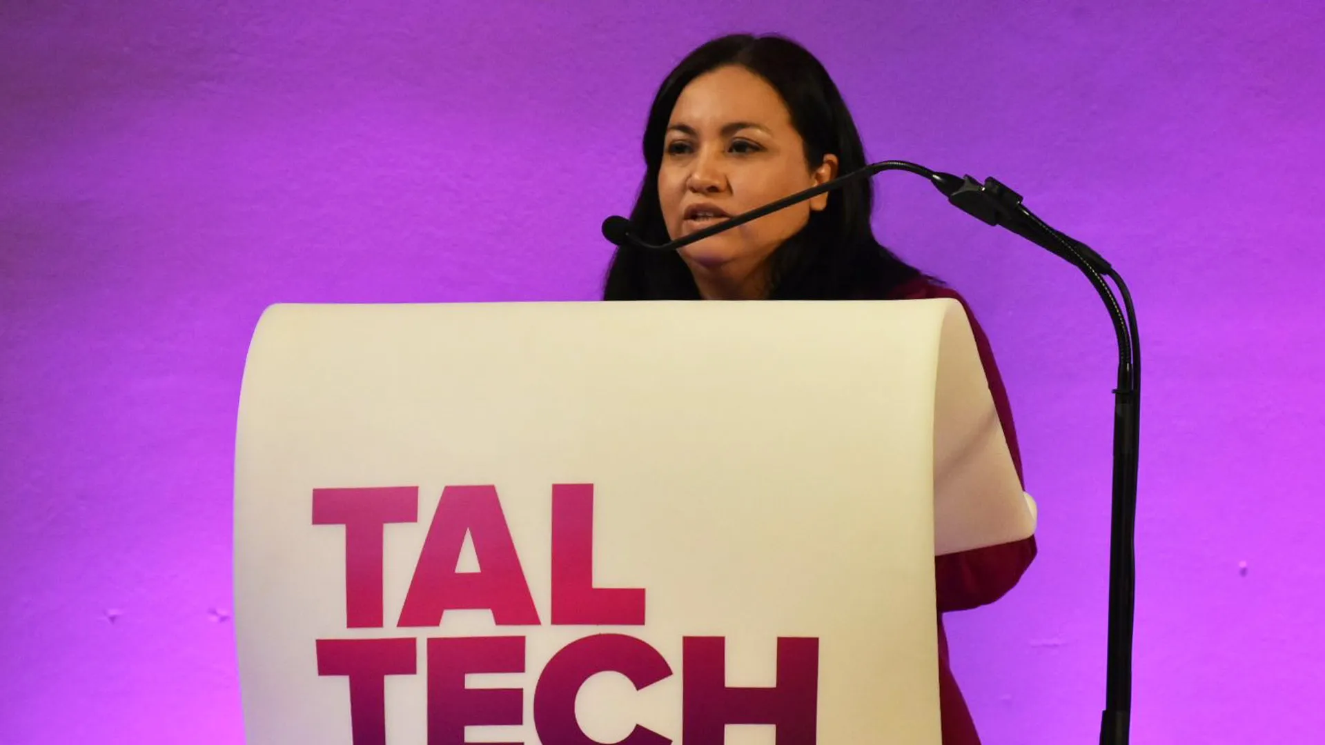 Zahira Cruz exponiendo proyecto de realidad aumentada en Estonia