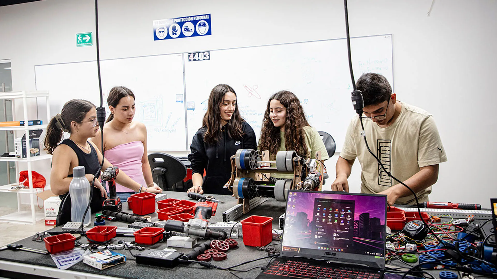 Estudiantes trabajan en el nuevo espacio de Maker Space en PrepaTec Laguna
