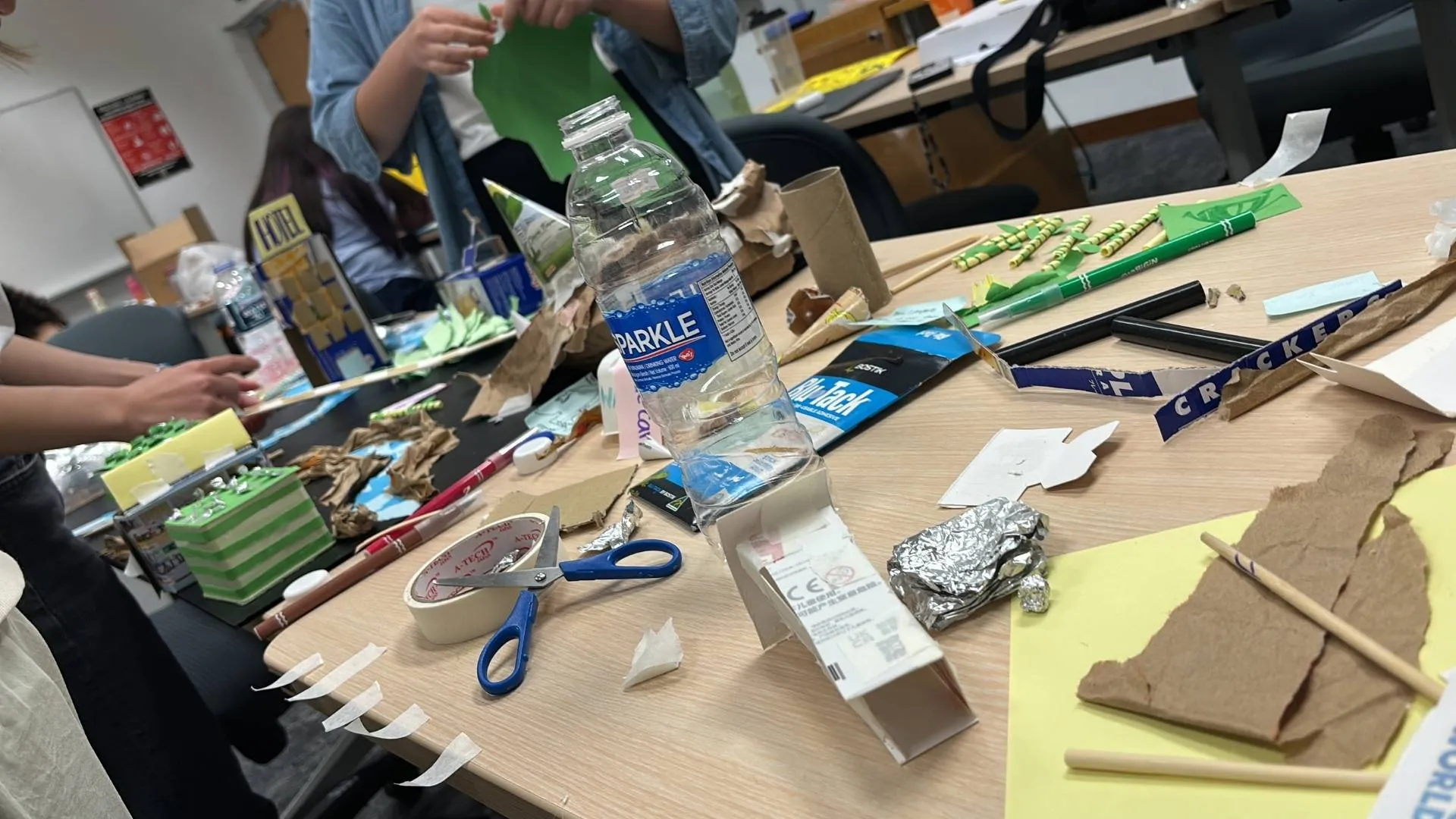 Estudiantes de PrepaTec Tampico armando la maqueta de su proyecto sustentable en Singapur