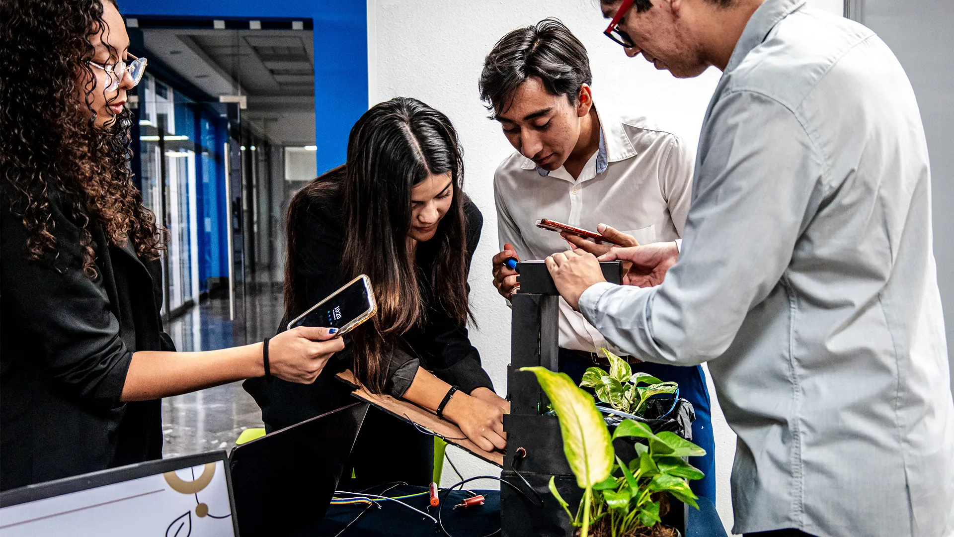 Estudiantes de ingeniería en el Tec de Monterrey campus Laguna trabajan su prototipo