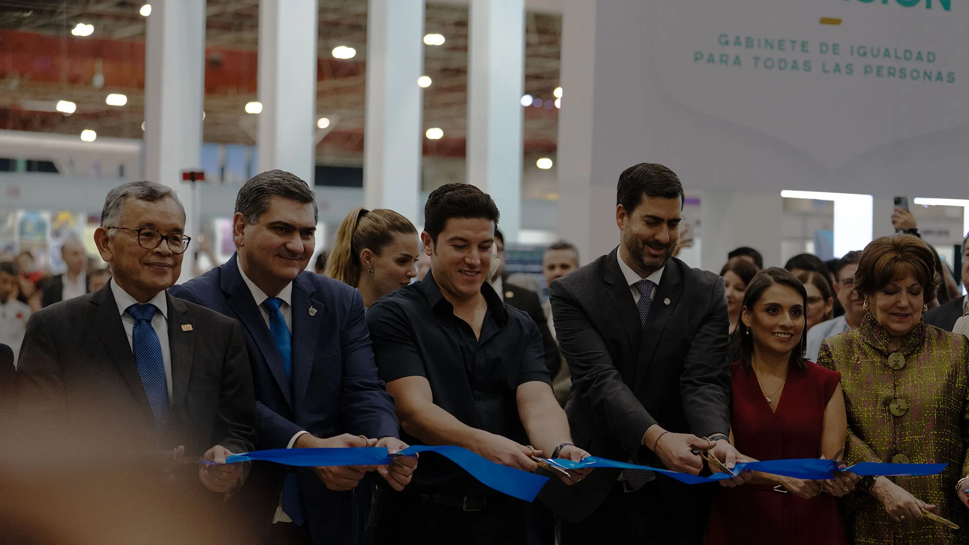 Momento del corte del listón en la inauguración de la Feria Internacional del Libro Monterrey 2024.