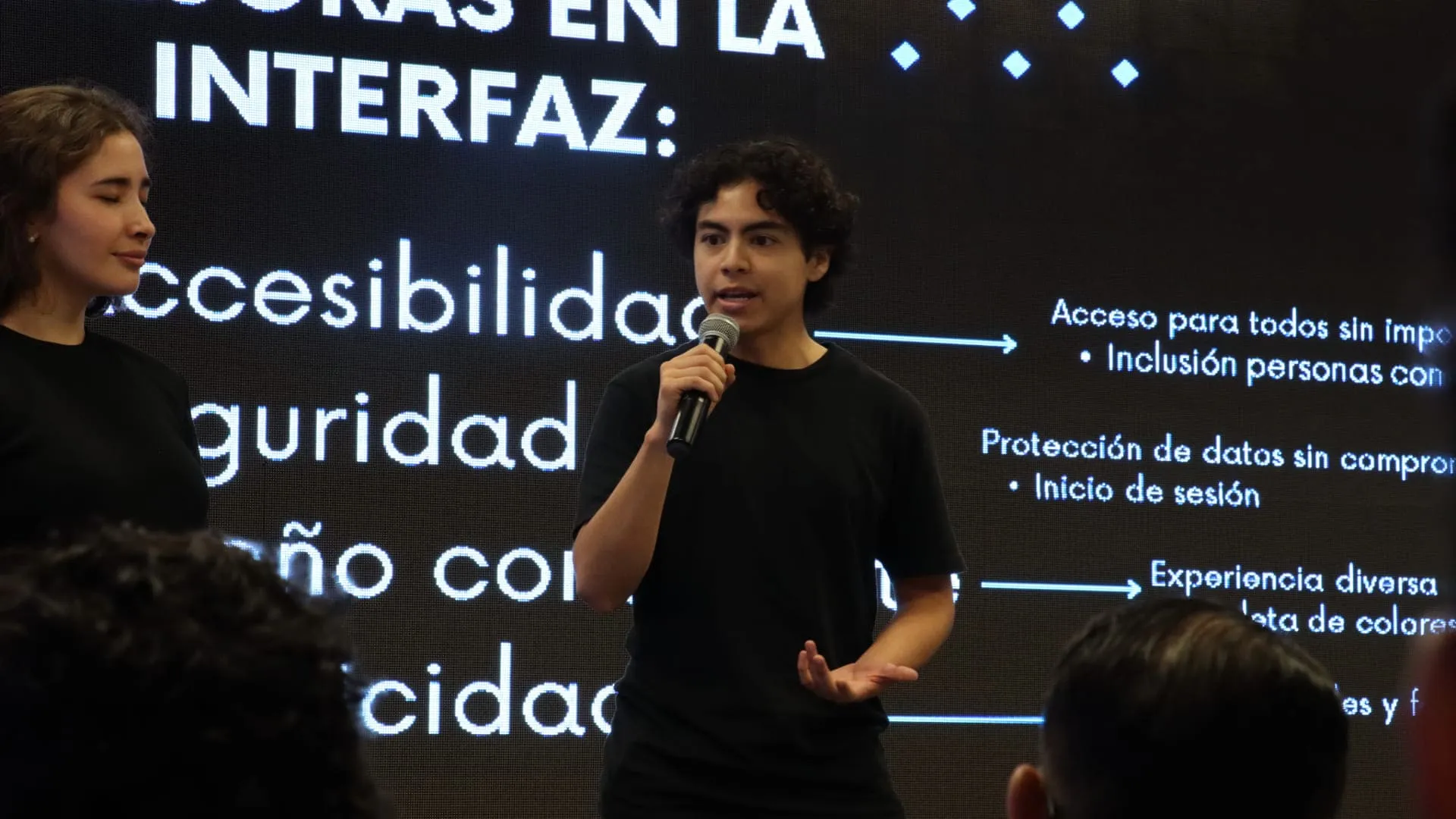 Integrante del equipo ganador del reto industrial exponiendo su proyecto