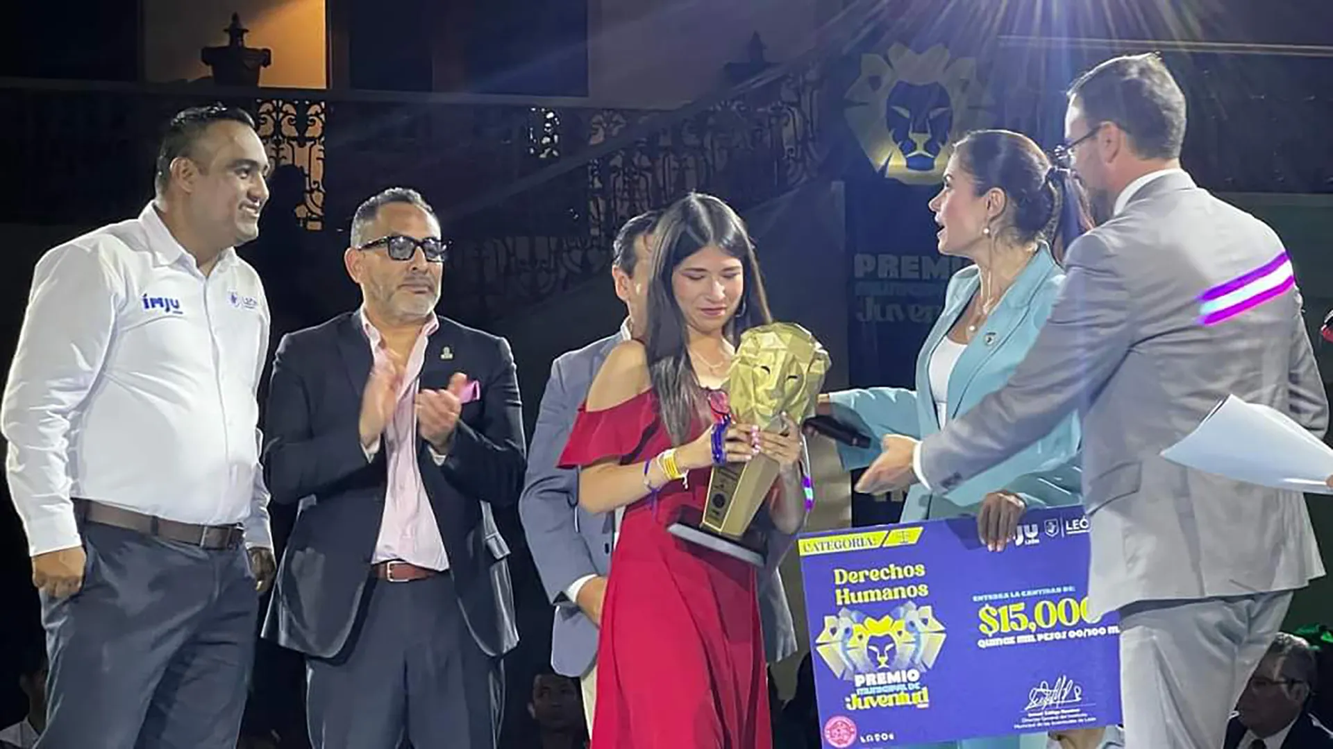 Alessandra recibiendo el Premio Municipal a la Juventud 2024 categoría Derechos Humanos
