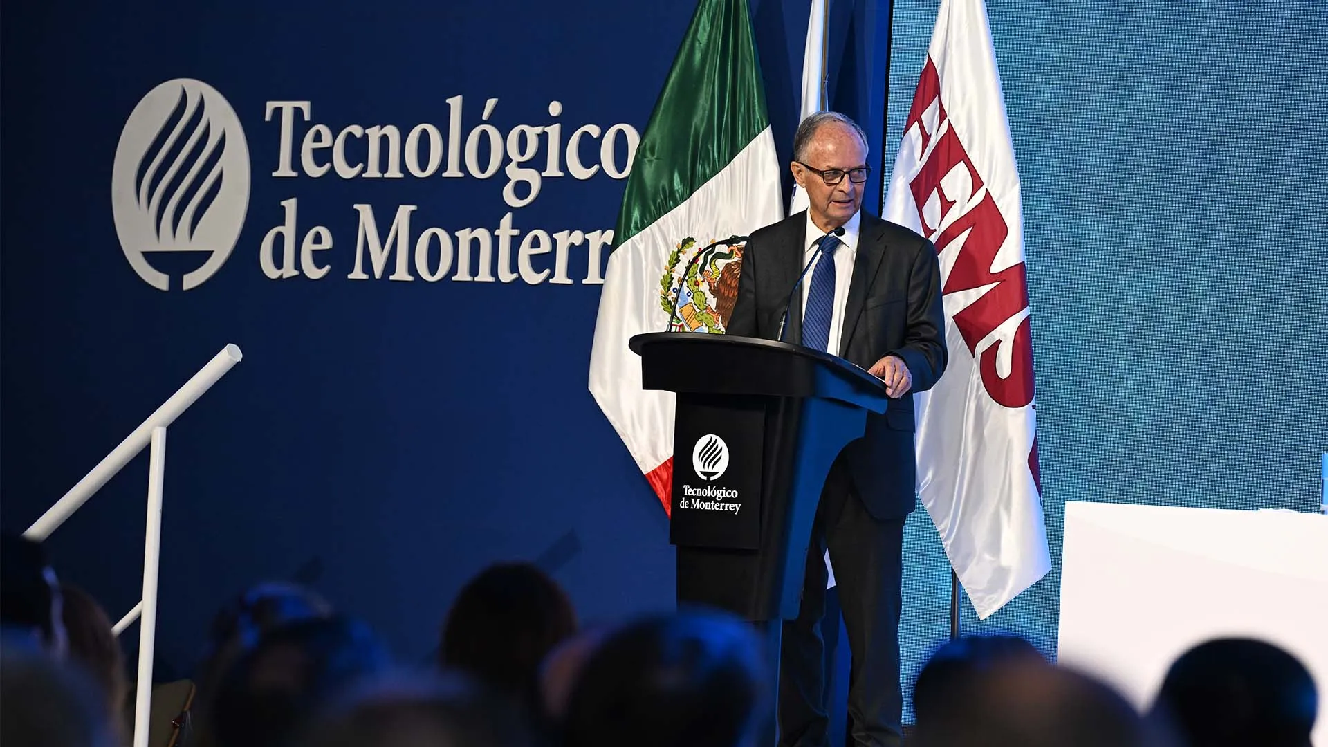 José Arteaga dando su discurso al recibir su premio