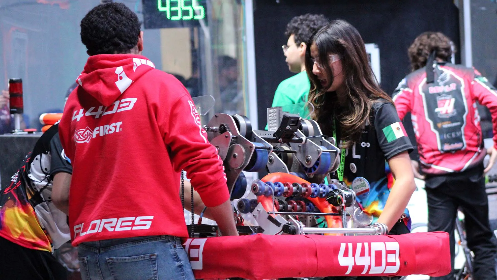 Equipo de robótica 4403 ROULT PrepaTec Laguna en competencia llevando el robot que los clasificó al mundial de FIRST 2024