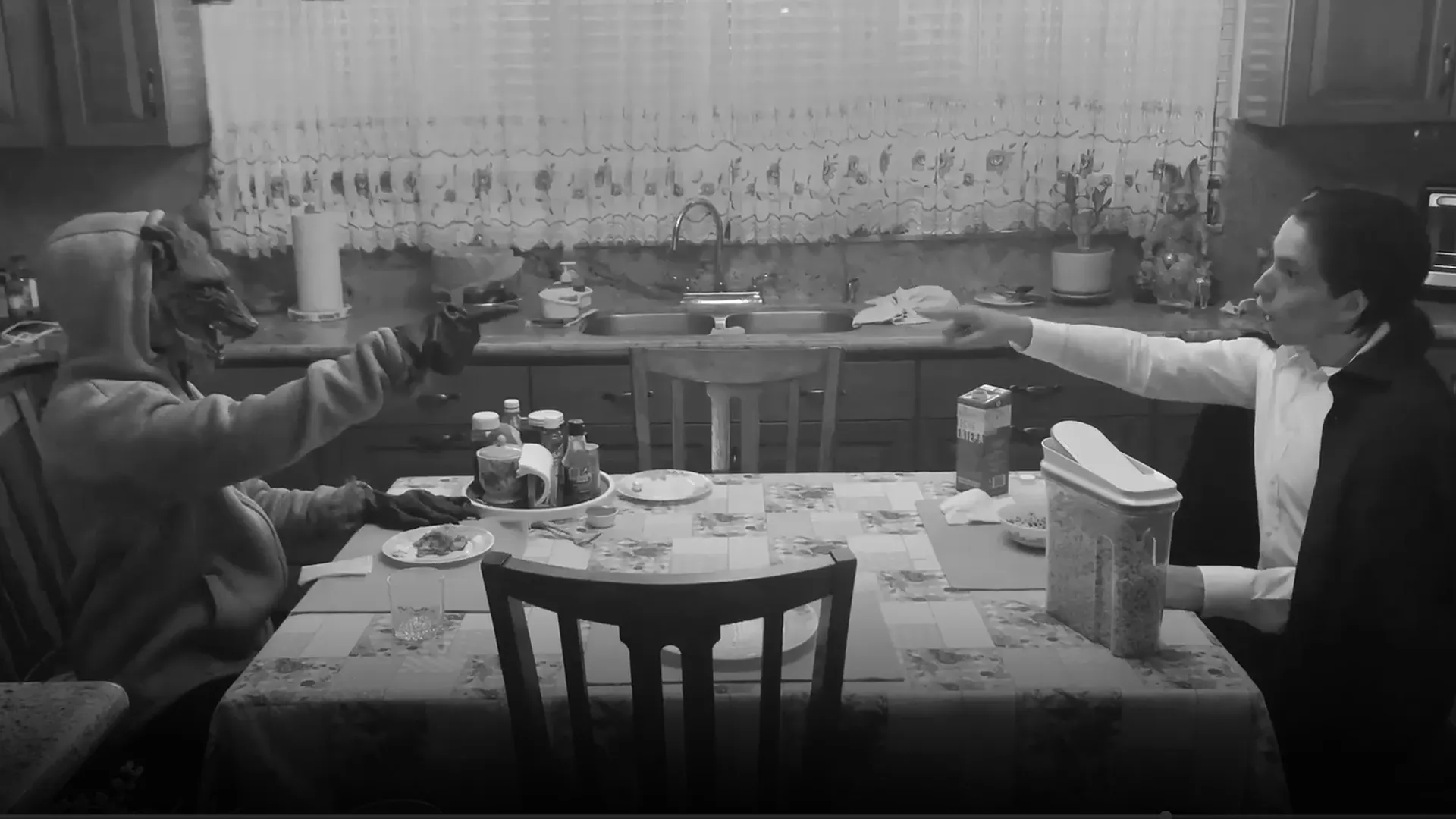 Escena en blanco y negro del cortometraje Arsenè Lupus donde el personaje principal se enfrenta a un lobo.