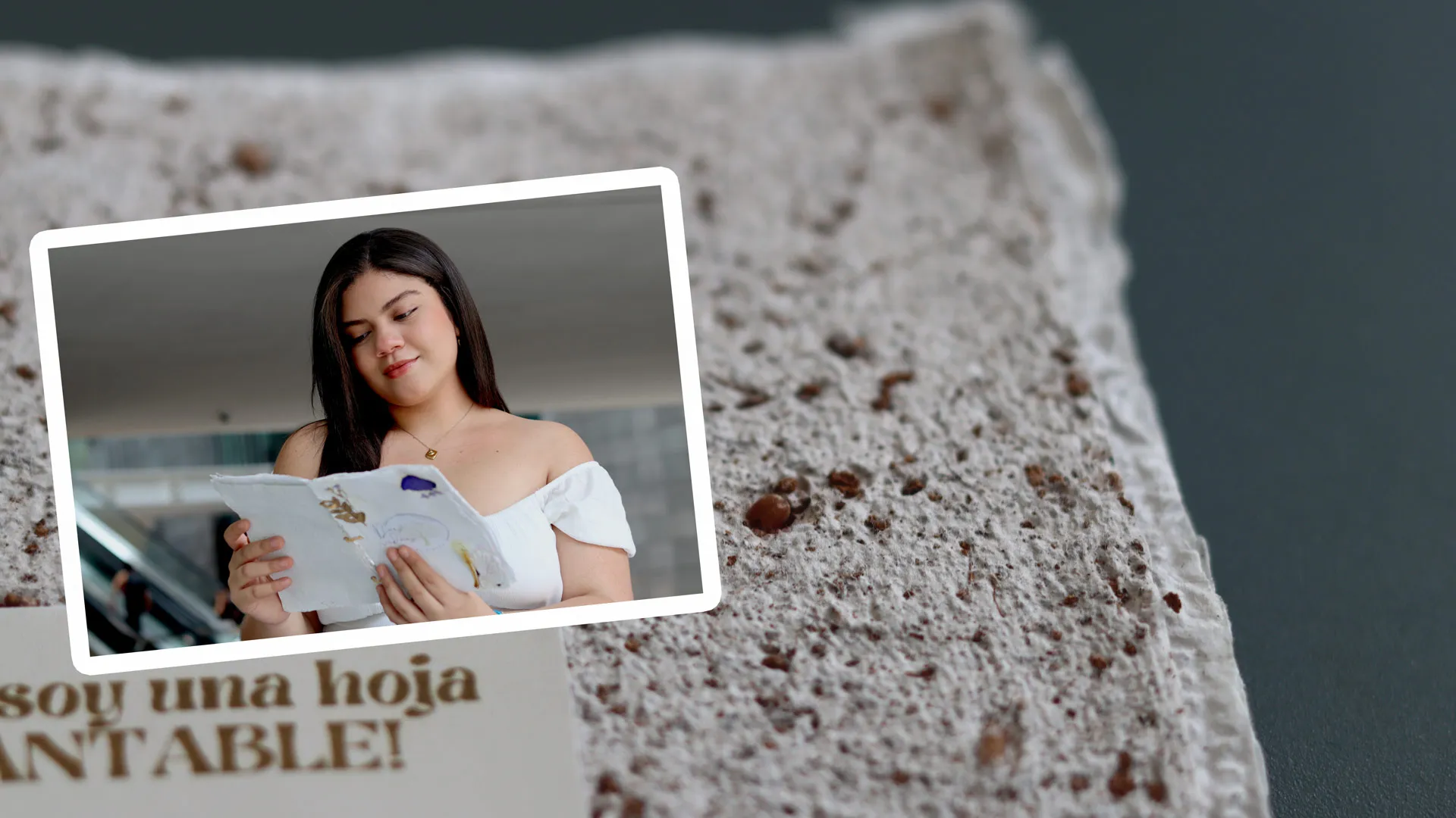 Una hoja con semillas de rábano y Ximena Hernández sosteniendo una libreta.