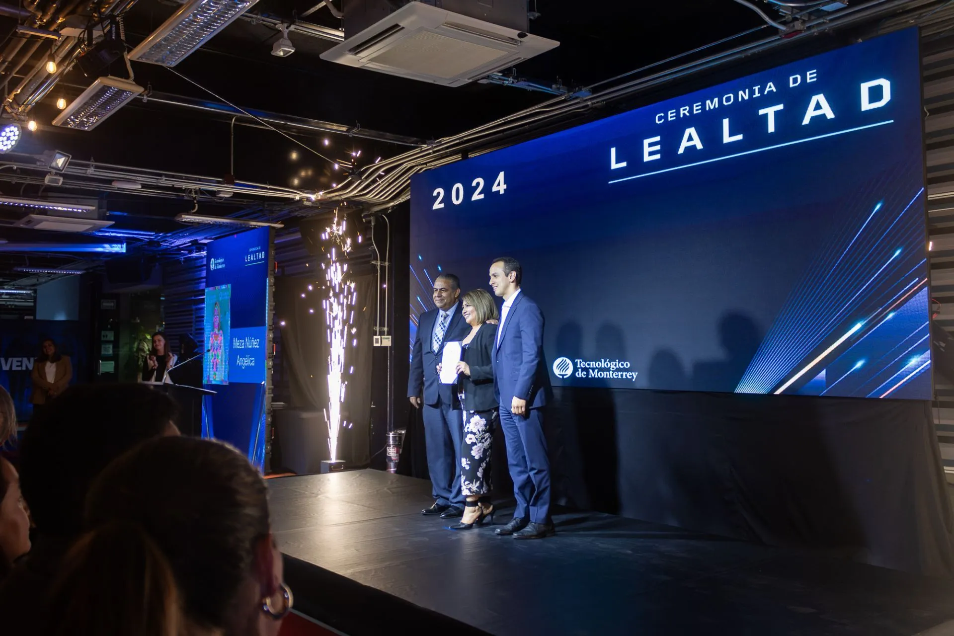 Angélica Meza durante la ceremonia de lealtad, con su reconocimiento y junto a sus líderes 